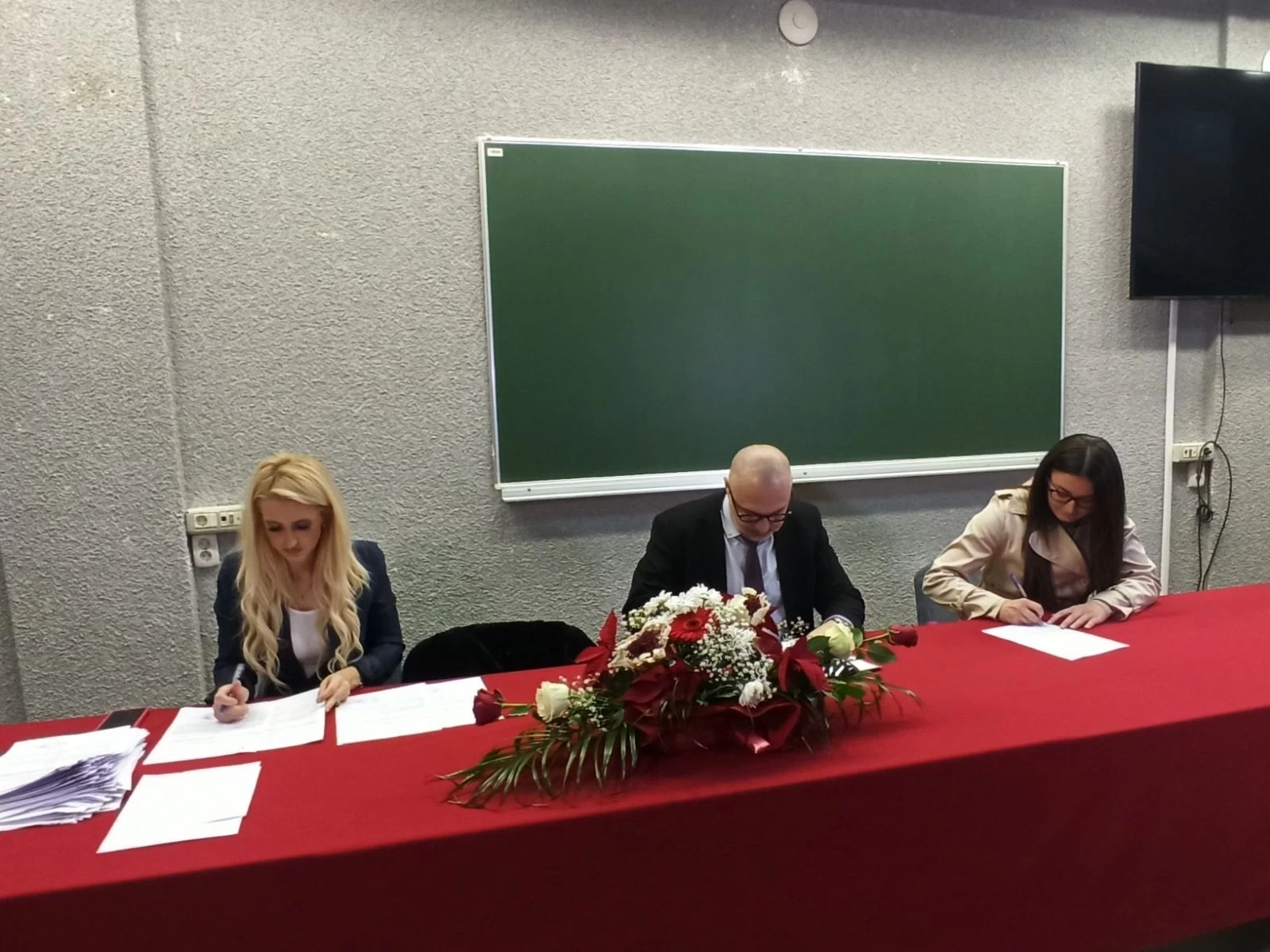 Stipendije za 115 studenata Univerziteta u Tuzli